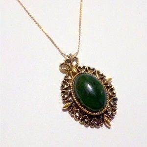 Vintage Gold Tone Heart Framed Green Stone Cabochon Pendant Necklace *